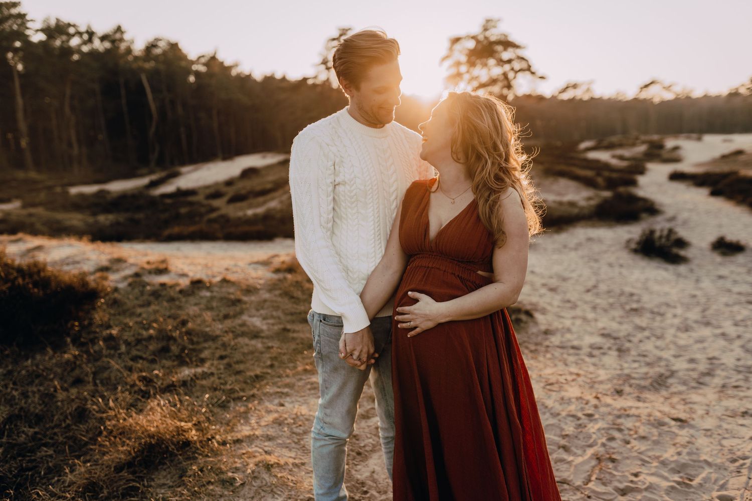 Babybauchfotografie, Glücksmomente Kerstin Jochens, Schwangerschaft, Babybilder, Schleswig-Holstein, Sonnenuntergang, authentisch, Kleid