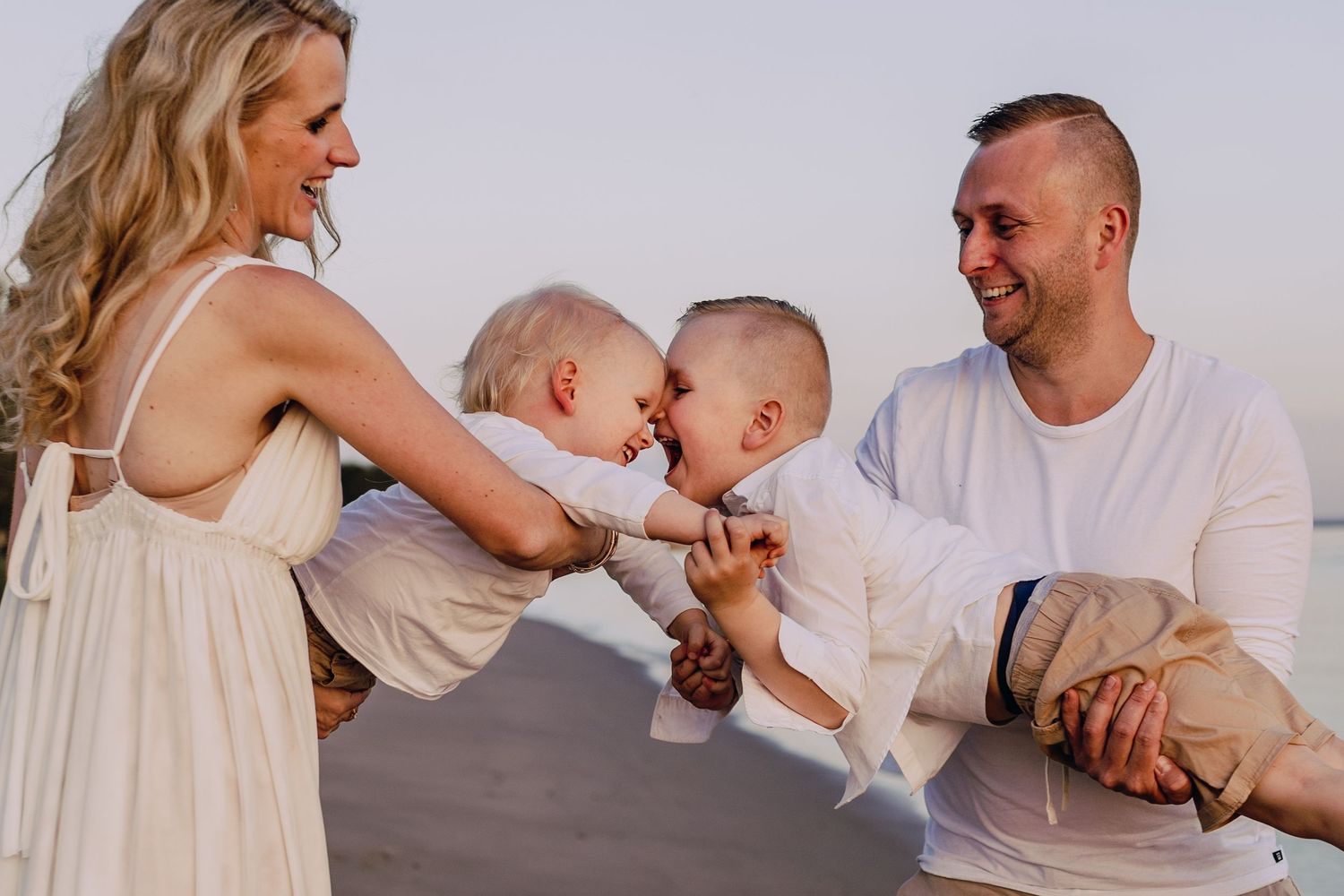 Familienshooting an der Elbe, Hamburg, Sonnenuntergang, Kinder, Fotoshooting, Glücksmomente Kerstin Jochens, Kleid, authentisch, emotional