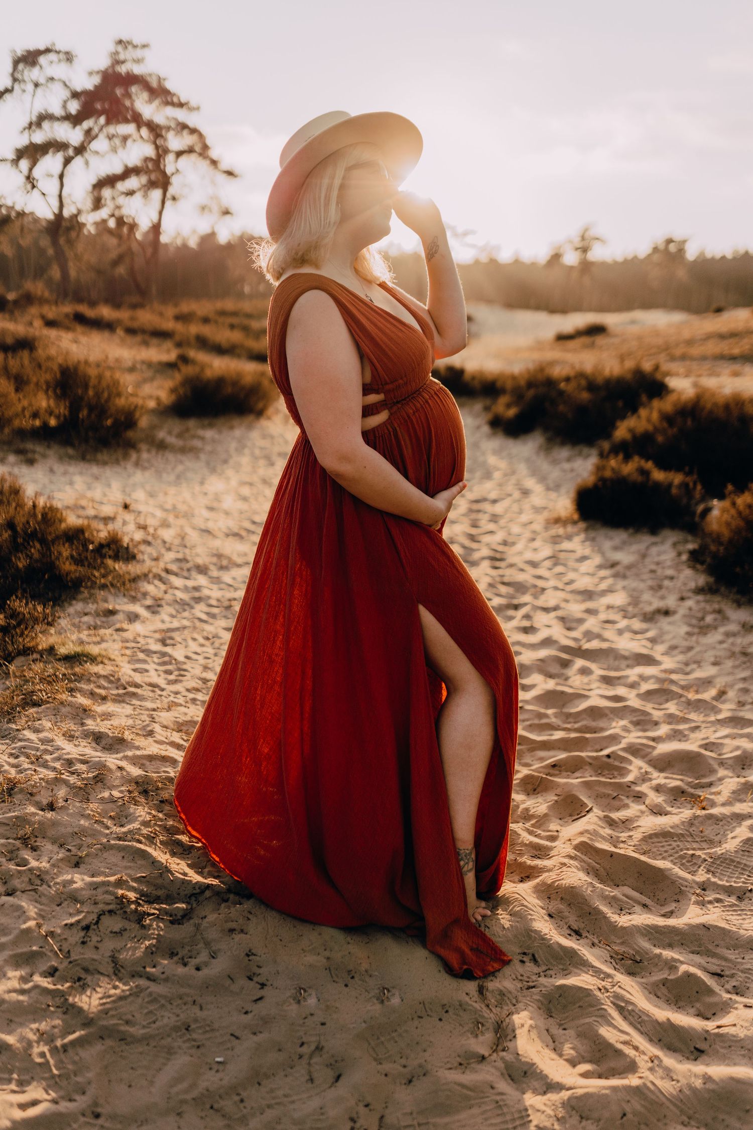 Babybauchfotografie, Glücksmomente Kerstin Jochens, Schwangerschaft, Babybilder, Schleswig-Holstein, Sonnenuntergang, authentisch, Kleid