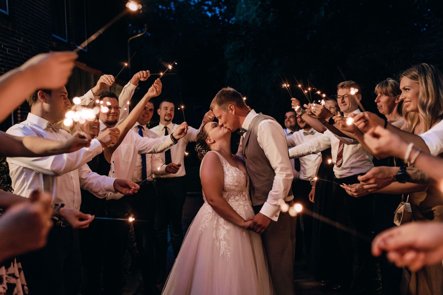 Hochzeit, Hochzeitsfotografie, Wedel, Hamburg, Glücksmomente Kerstin Jochens, Sparkler-Exit, Brautpaar, Wunderkerzen, emotional, authentisch