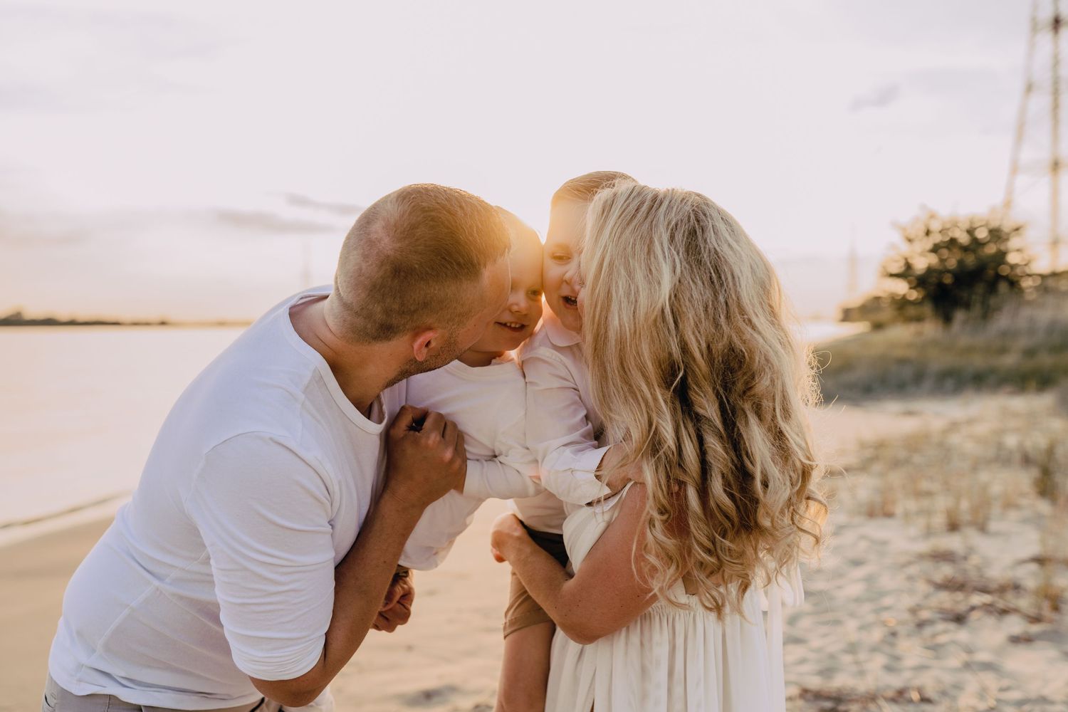 Familienshooting an der Elbe, Hamburg, Sonnenuntergang, Kinder, Fotoshooting, Glücksmomente Kerstin Jochens, Kleid, authentisch, emotional