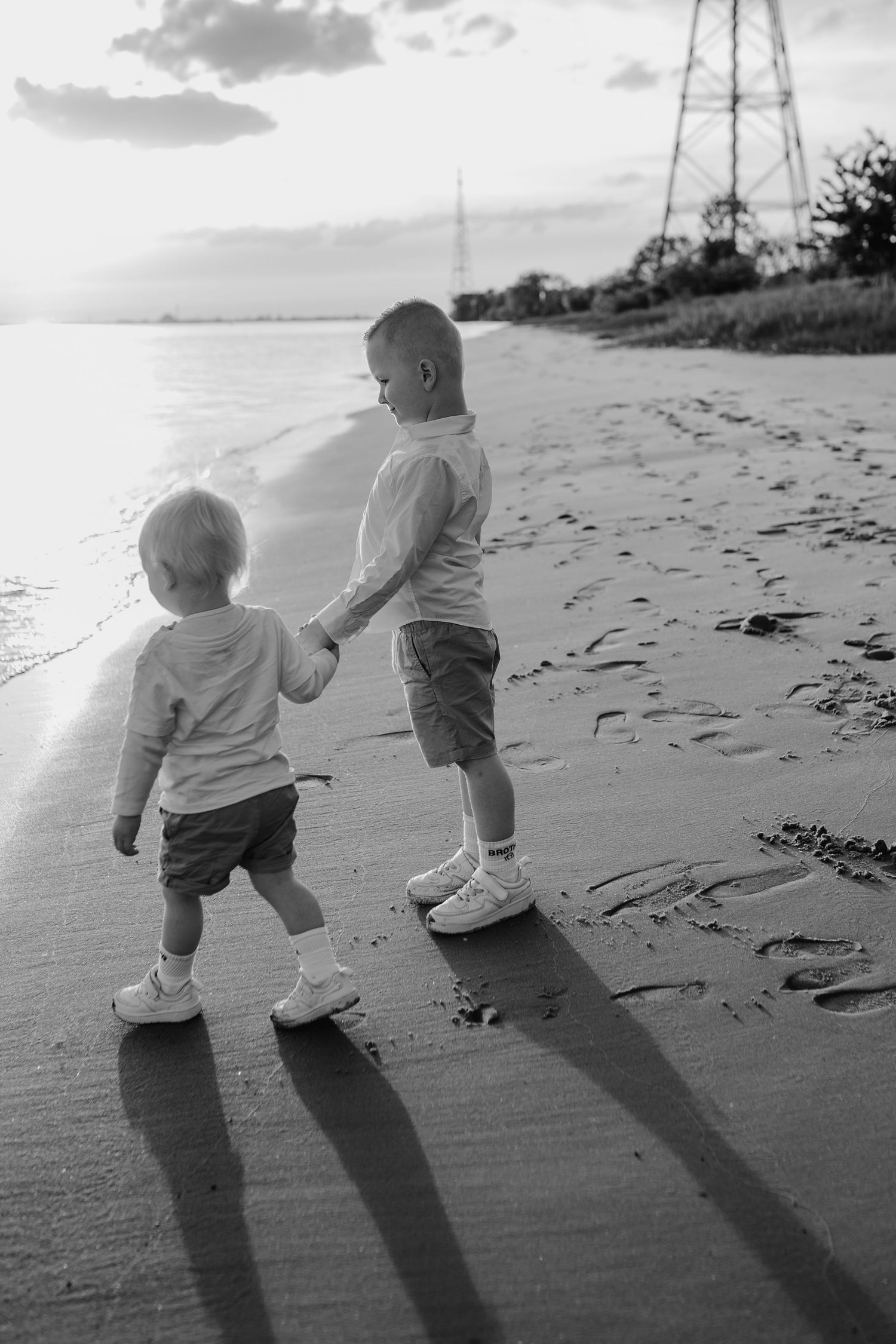 Familienshooting an der Elbe, Hamburg, Sonnenuntergang, Kinder, Fotoshooting, Glücksmomente Kerstin Jochens, Kleid, authentisch, emotional
