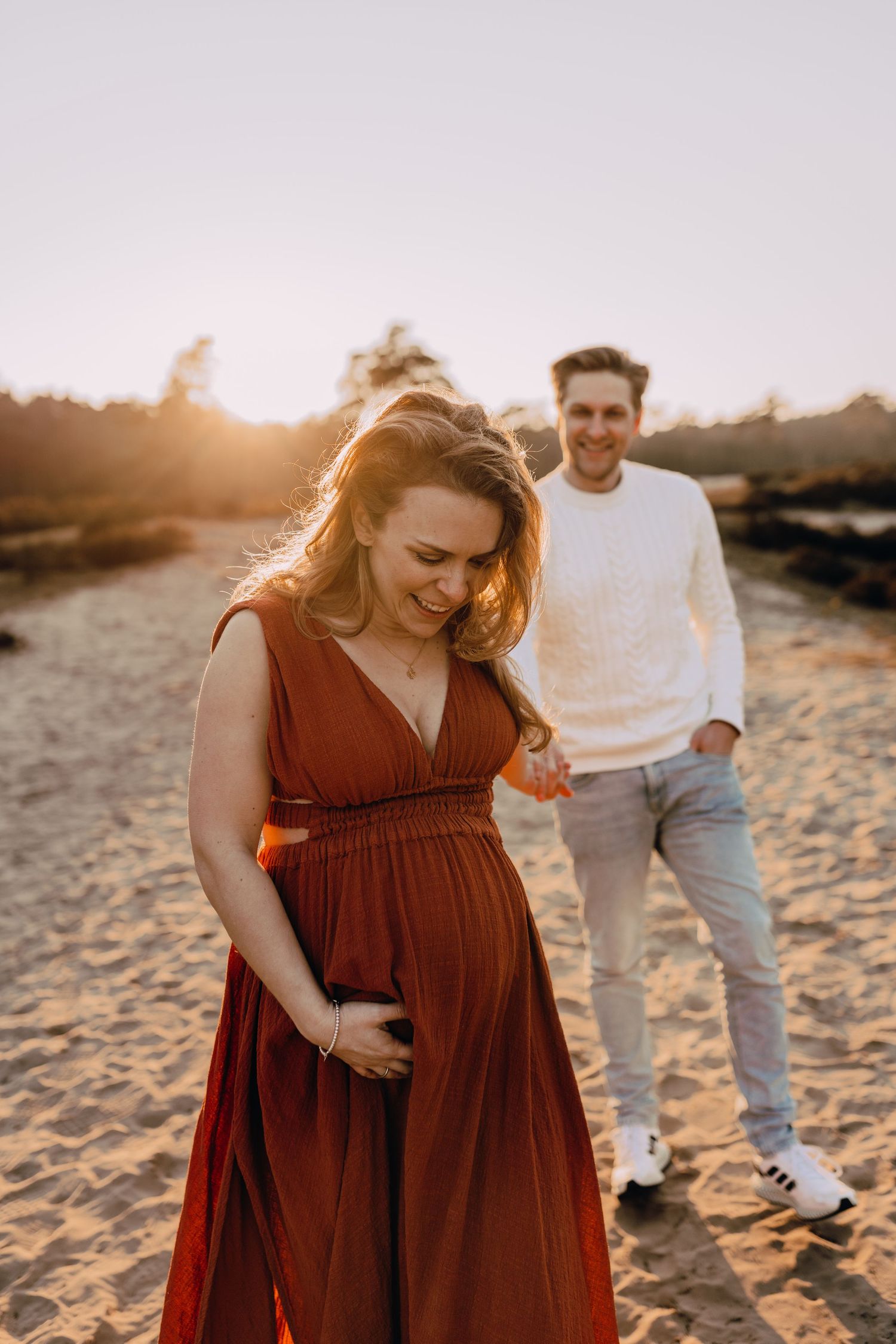 Babybauchfotografie, Glücksmomente Kerstin Jochens, Schwangerschaft, Babybilder, Schleswig-Holstein, Sonnenuntergang, authentisch, Kleid