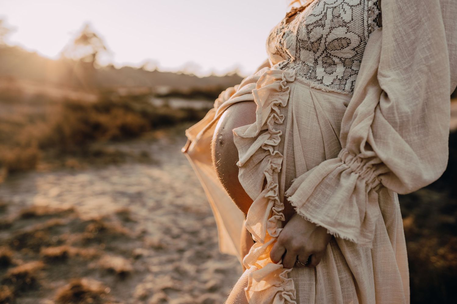 Babybauchfotografie, Glücksmomente Kerstin Jochens, Schwangerschaft, Babybilder, Schleswig-Holstein, Sonnenuntergang, authentisch, Kleid