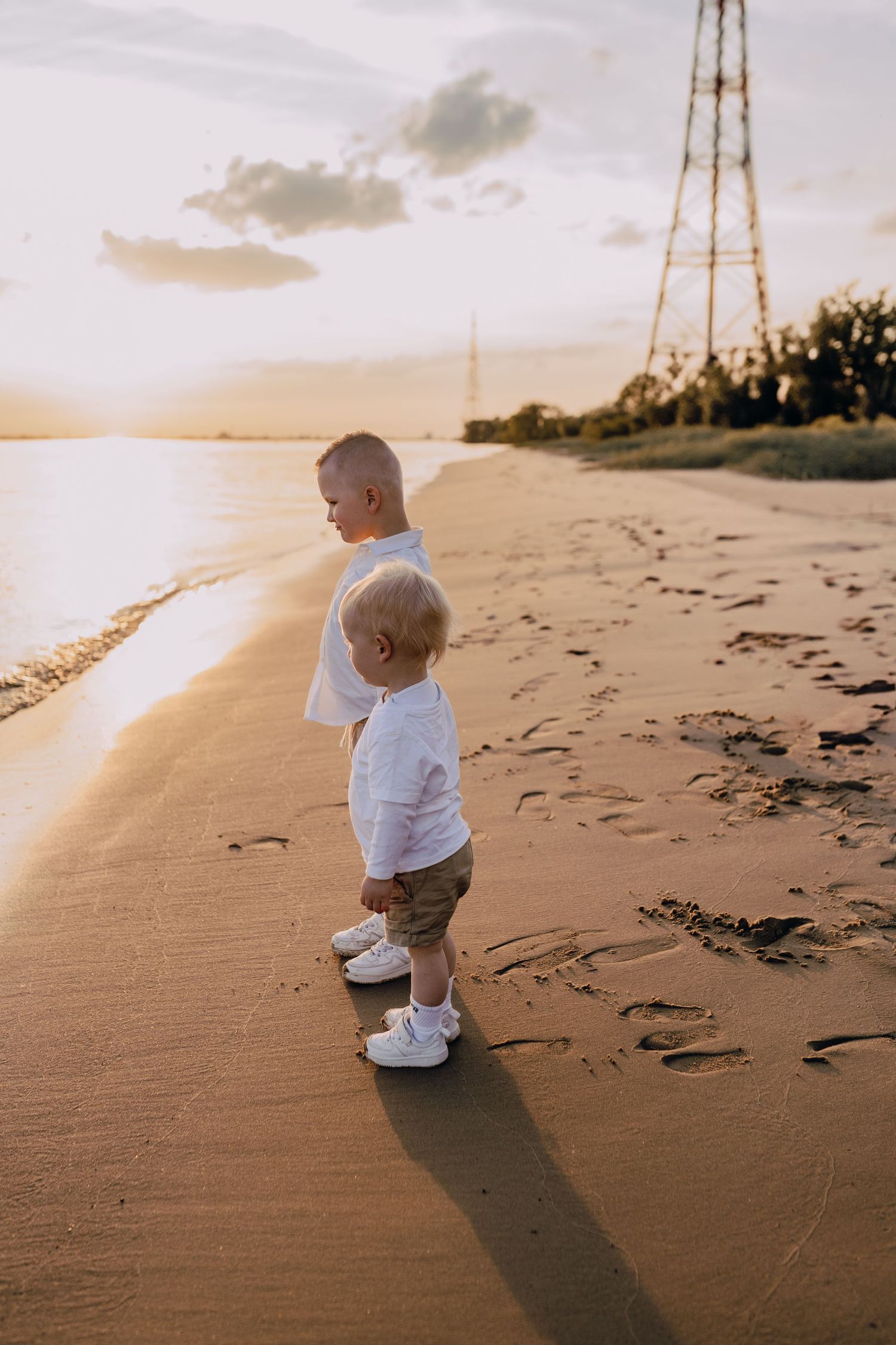Familienshooting an der Elbe, Hamburg, Sonnenuntergang, Kinder, Fotoshooting, Glücksmomente Kerstin Jochens, Kleid, authentisch, emotional