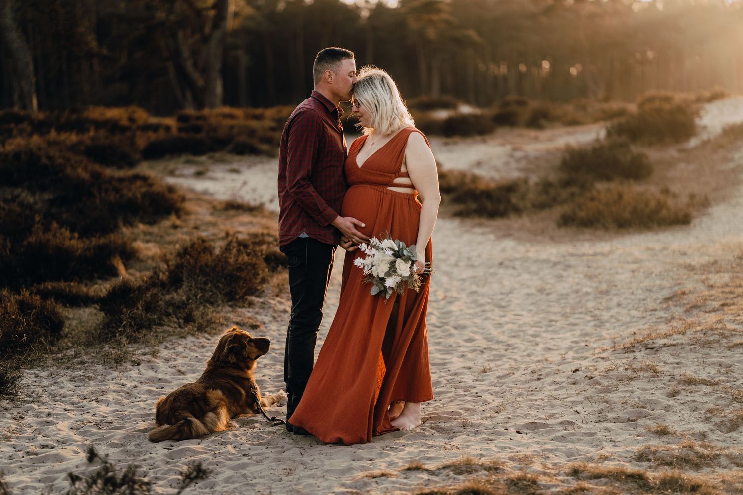 Babybauchfotografie, Glücksmomente Kerstin Jochens, Schwangerschaft, Babybilder, Schleswig-Holstein, Sonnenuntergang, authentisch, Kleid
