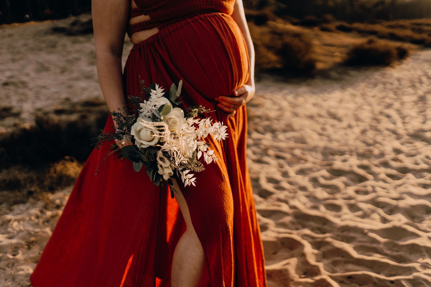 Babybauchfotografie, Glücksmomente Kerstin Jochens, Schwangerschaft, Babybilder, Schleswig-Holstein, Sonnenuntergang, authentisch, Kleid