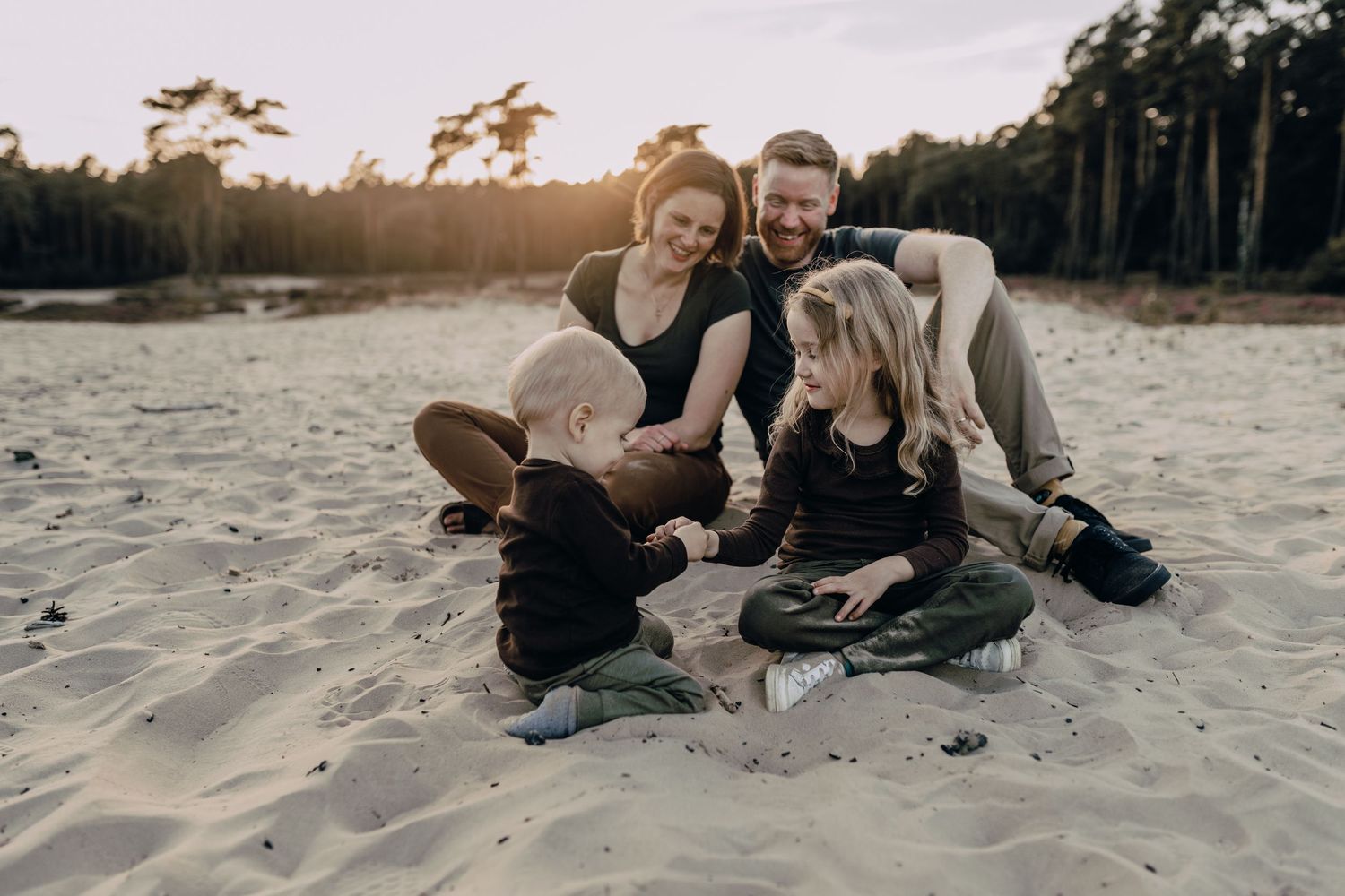 Familienshooting Schleswig-Holstein, Wedel, Sonnenuntergang, Familienfotos, Glücksmomente Kerstin Jochens, Kinder, authentisch, Sunset