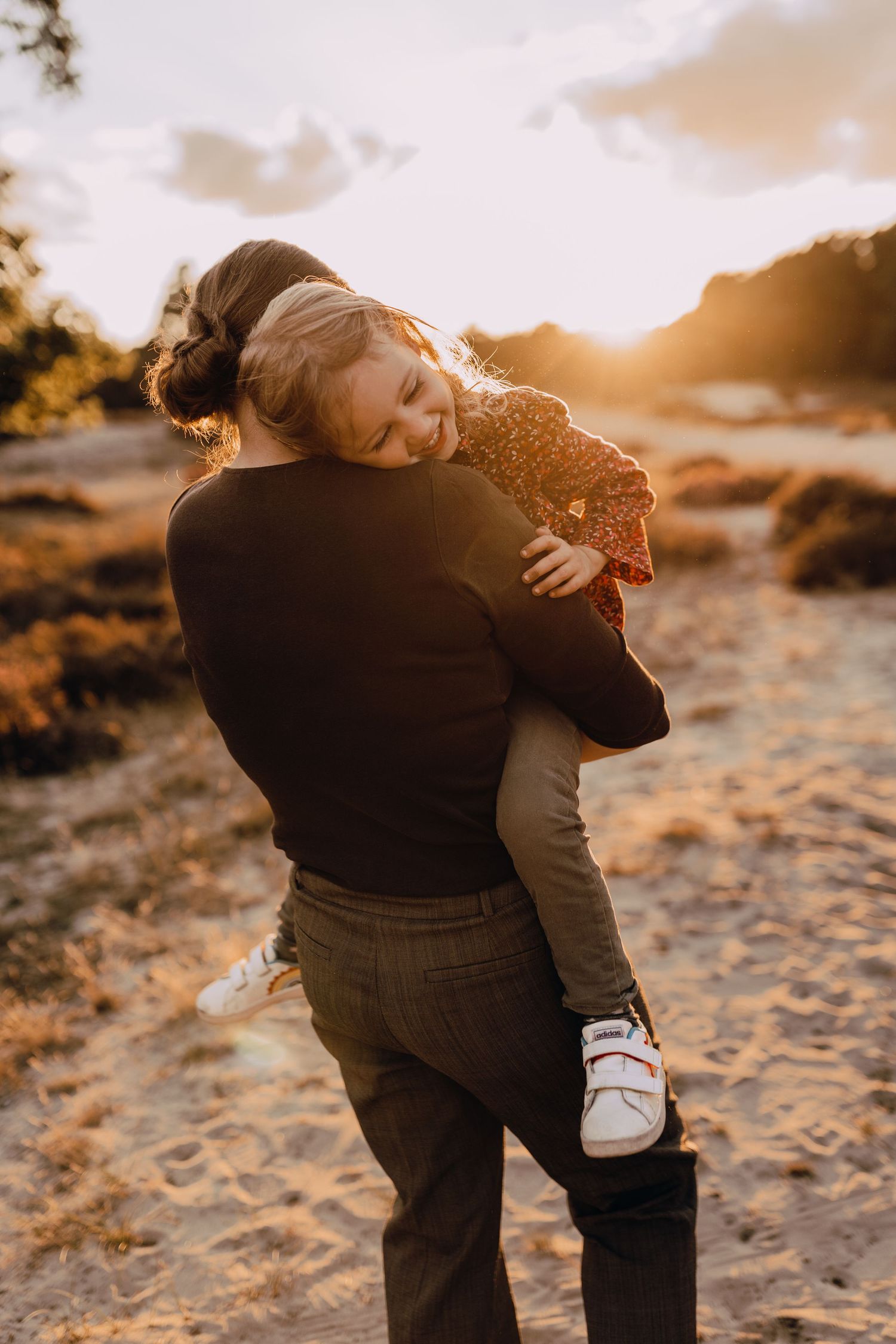 Familienshooting Schleswig-Holstein, Wedel, Sonnenuntergang, Familienfotos, Glücksmomente Kerstin Jochens, Kinder, authentisch, Sunset