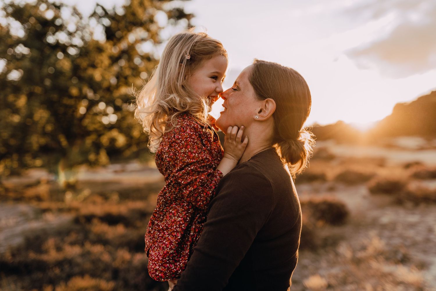 Familienshooting Schleswig-Holstein, Wedel, Sonnenuntergang, Familienfotos, Glücksmomente Kerstin Jochens, Kinder, authentisch, Sunset
