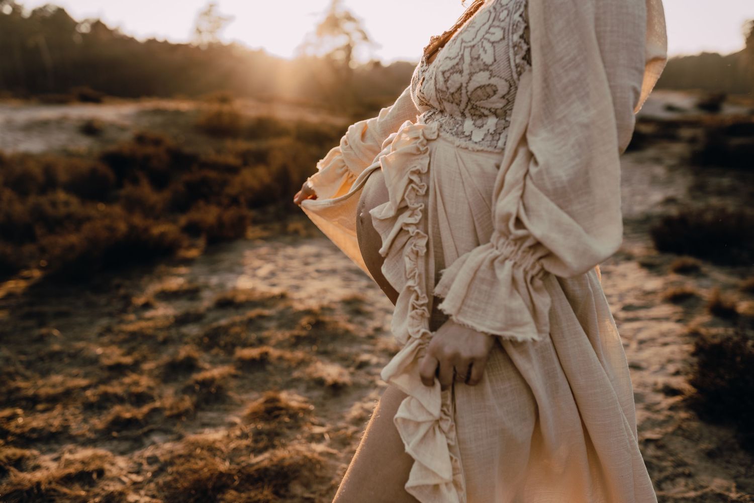 Babybauchfotografie, Glücksmomente Kerstin Jochens, Schwangerschaft, Babybilder, Schleswig-Holstein, Sonnenuntergang, authentisch, Kleid