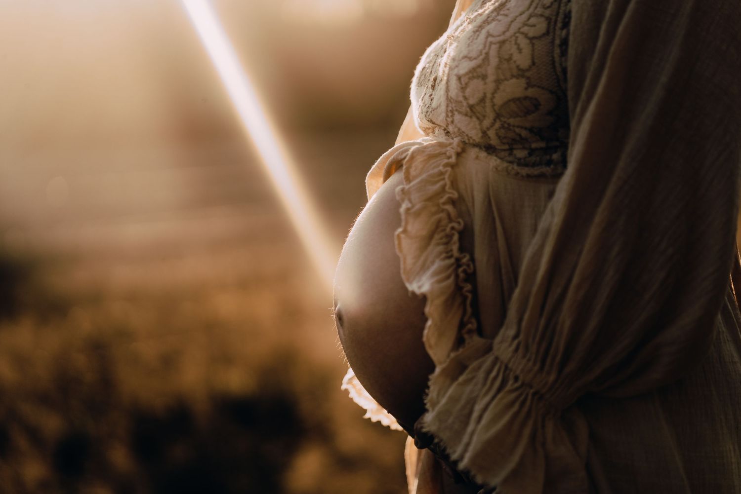 Babybauchfotografie, Glücksmomente Kerstin Jochens, Schwangerschaft, Babybilder, Schleswig-Holstein, Sonnenuntergang, authentisch, Kleid