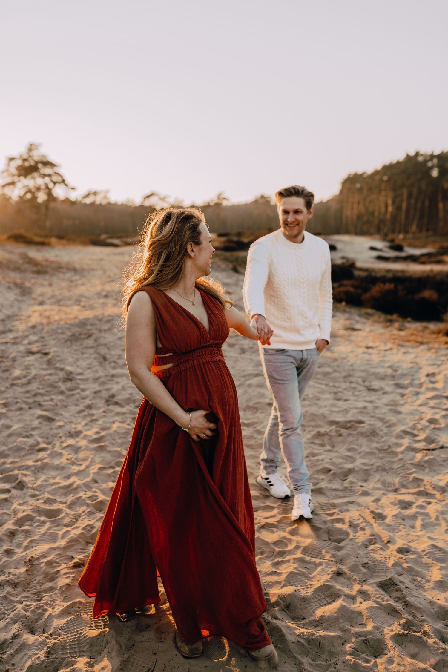 Babybauchfotografie, Glücksmomente Kerstin Jochens, Schwangerschaft, Babybilder, Schleswig-Holstein, Sonnenuntergang, authentisch, Kleid