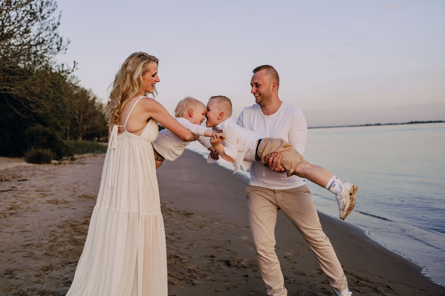 Familienshooting an der Elbe, Hamburg, Sonnenuntergang, Kinder, Fotoshooting, Glücksmomente Kerstin Jochens, Kleid, authentisch, emotional