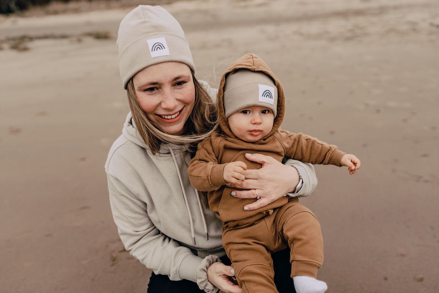 Familienshooting an der Elbe, Hamburg, Strandshooting, Kinder, Fotoshooting, Glücksmomente Kerstin Jochens, Fotograf, authentisch, emotional