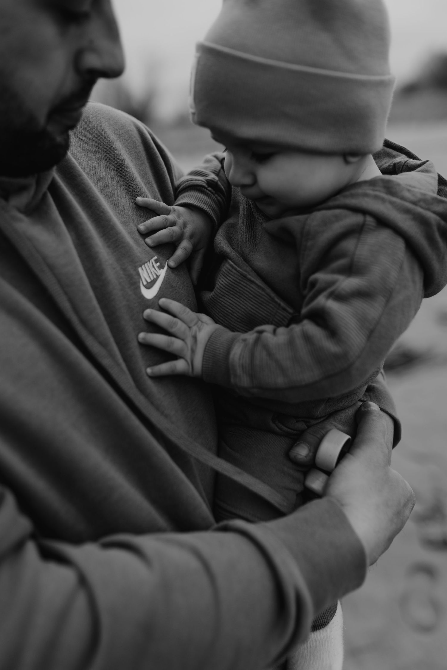 Familienshooting an der Elbe, Hamburg, Strandshooting, Kinder, Fotoshooting, Glücksmomente Kerstin Jochens, Fotograf, authentisch, emotional