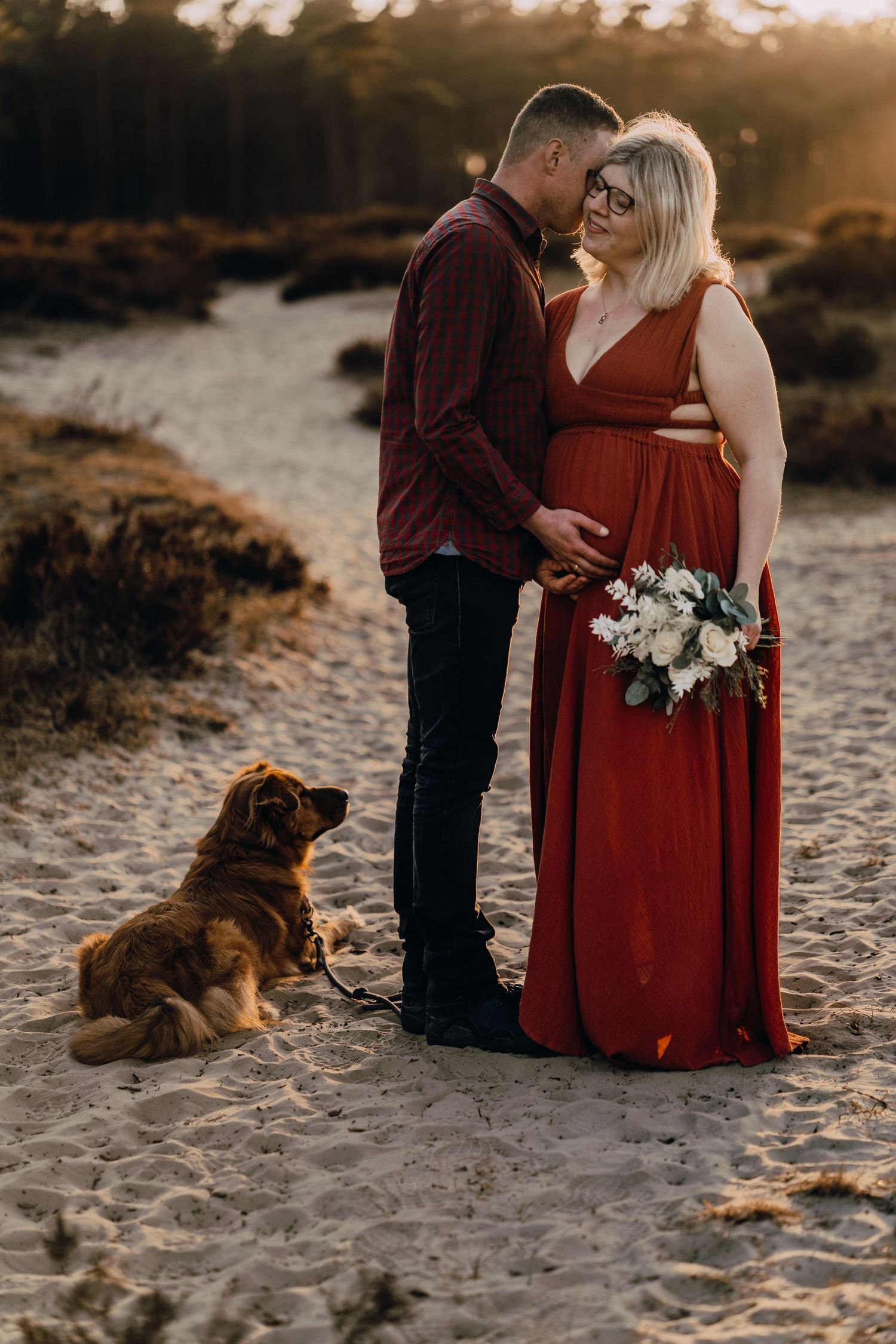 Babybauchfotografie, Glücksmomente Kerstin Jochens, Schwangerschaft, Babybilder, Schleswig-Holstein, Sonnenuntergang, authentisch, Kleid