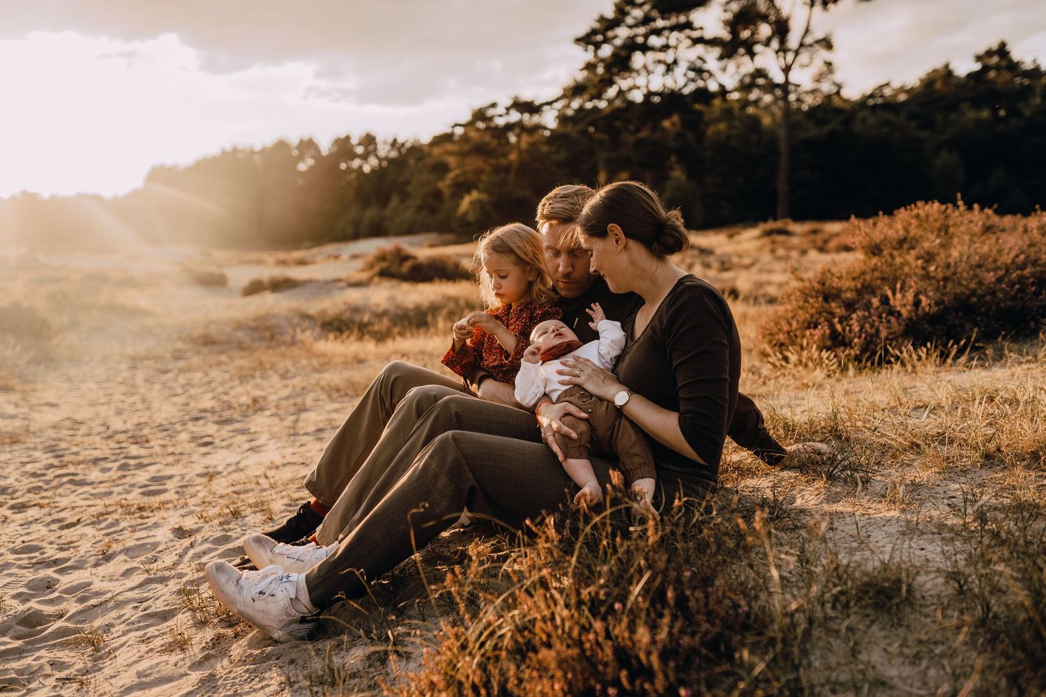 Familienshooting Schleswig-Holstein, Wedel, Sonnenuntergang, Familienfotos, Glücksmomente Kerstin Jochens, Kinder, authentisch, Sunset