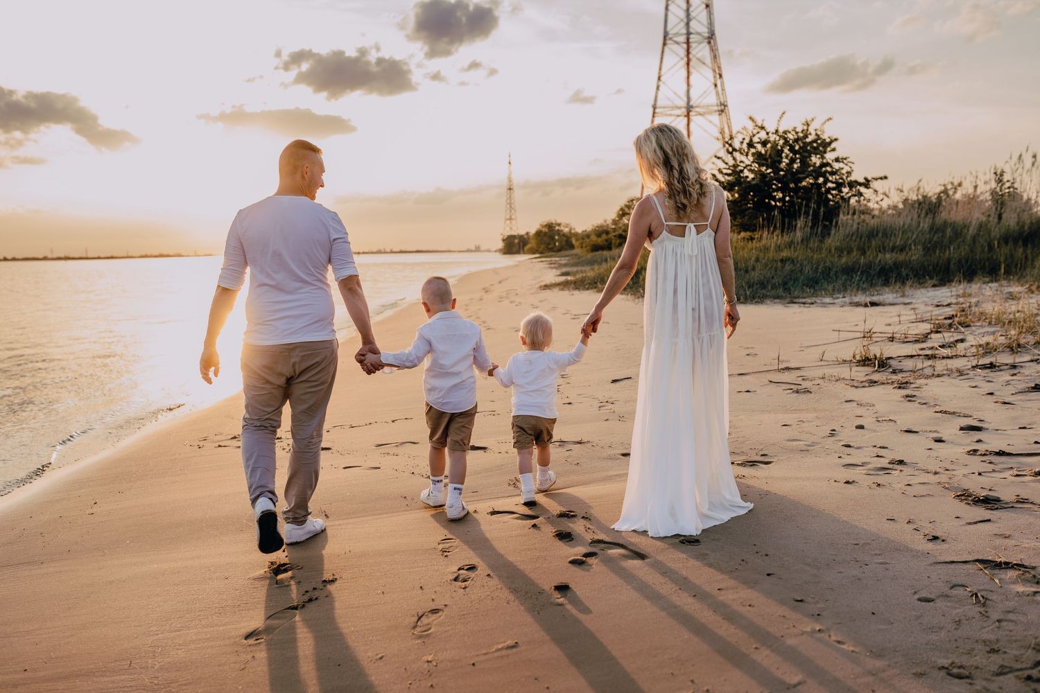 Familienshooting an der Elbe, Hamburg, Sonnenuntergang, Kinder, Fotoshooting, Glücksmomente Kerstin Jochens, Kleid, authentisch, emotional