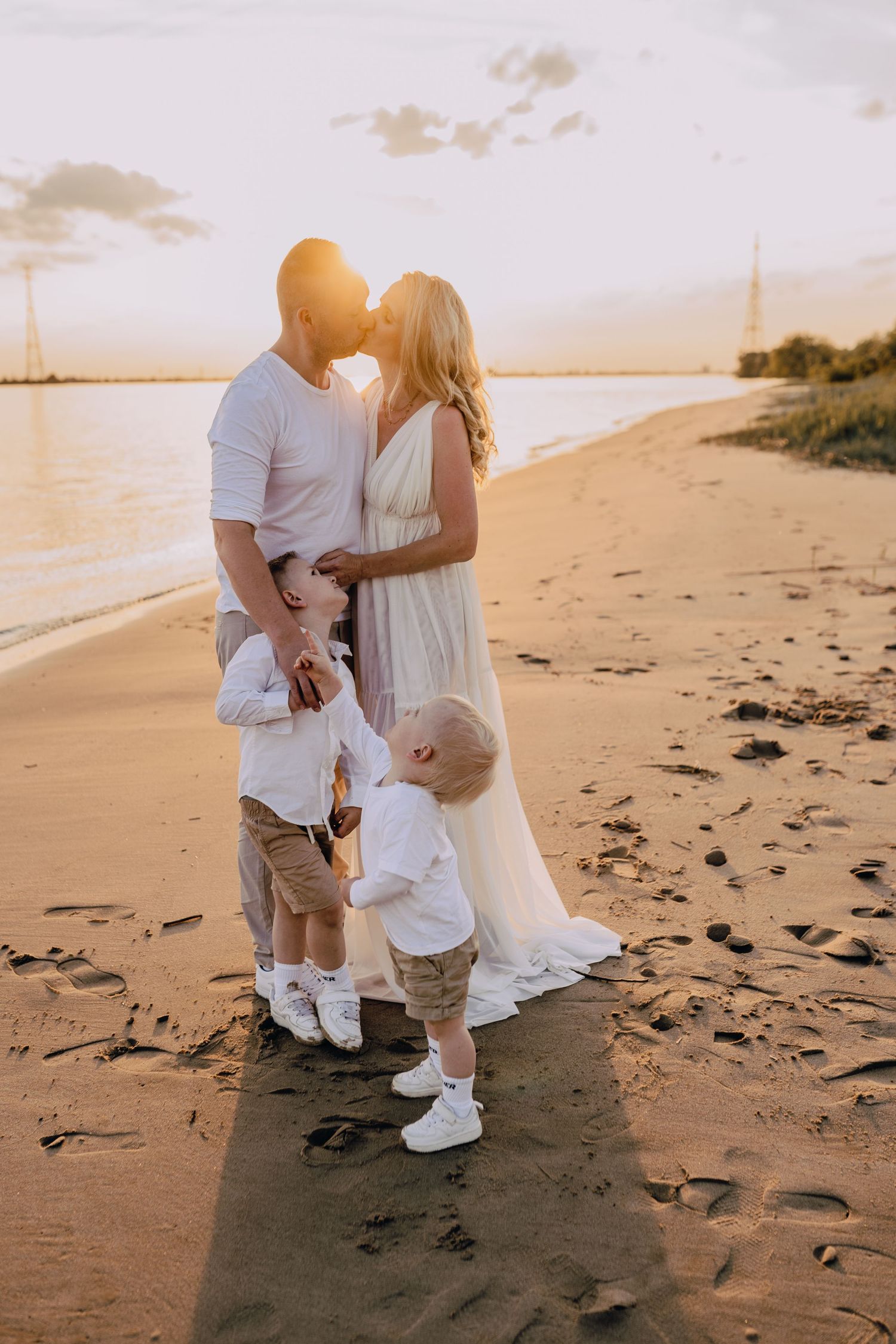 Familienshooting an der Elbe, Hamburg, Sonnenuntergang, Kinder, Fotoshooting, Glücksmomente Kerstin Jochens, Kleid, authentisch, emotional