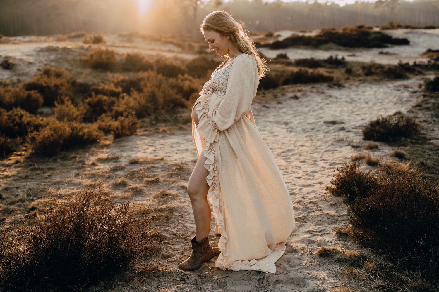 Babybauchfotografie, Glücksmomente Kerstin Jochens, Schwangerschaft, Babybilder, Schleswig-Holstein, Sonnenuntergang, authentisch, Kleid