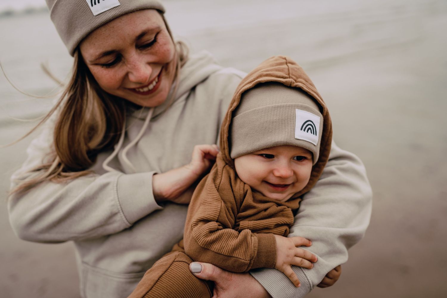Familienshooting an der Elbe, Hamburg, Strandshooting, Kinder, Fotoshooting, Glücksmomente Kerstin Jochens, Fotograf, authentisch, emotional