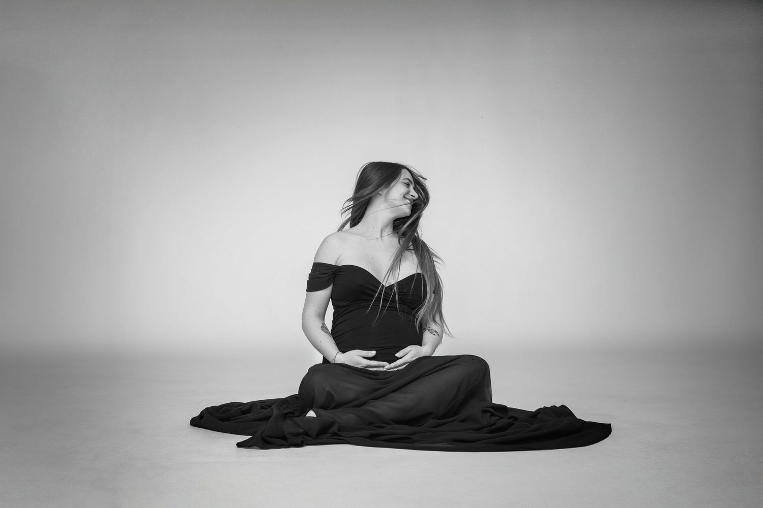 Ritratto artistico in bianco e nero di sessione maternity.