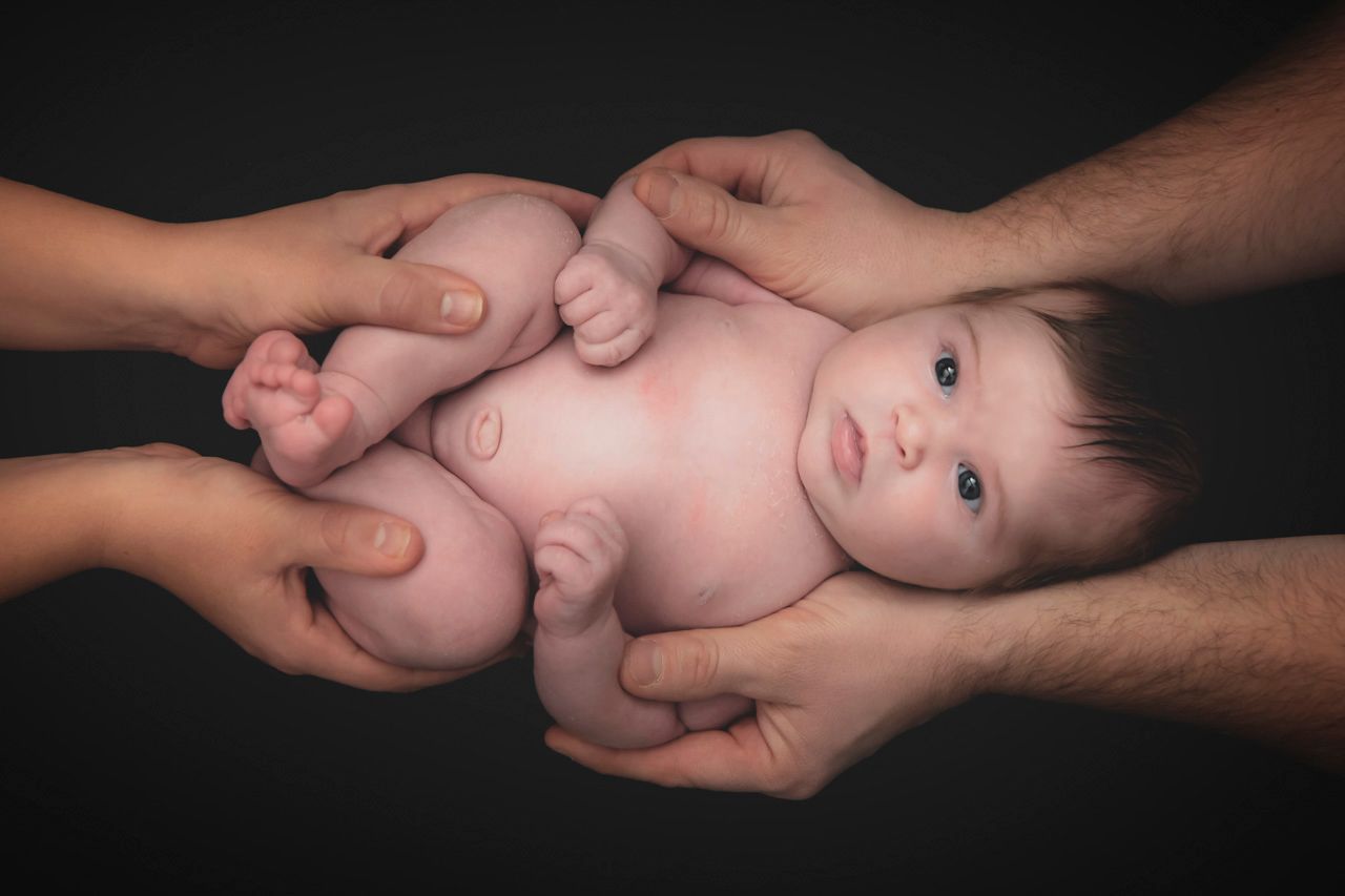 servizio fotografico newborn neonato bimbo primi giorni Varese milano gavirate ticino italia
