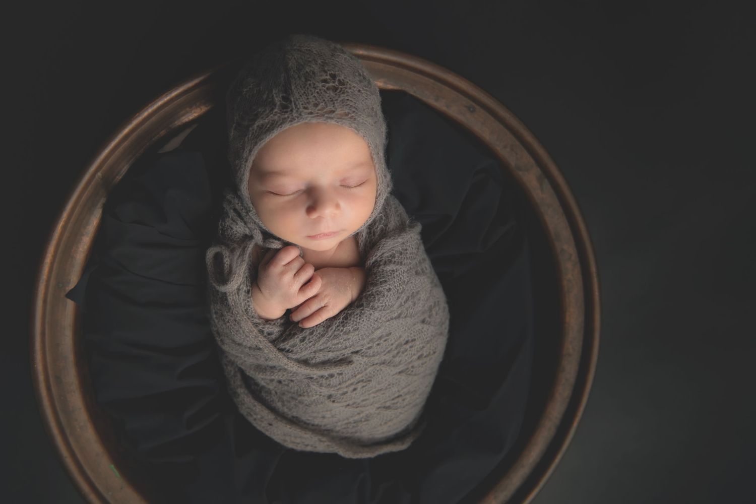 servizio fotografico newborn neonato bimbo primi giorni Varese milano gavirate ticino italia