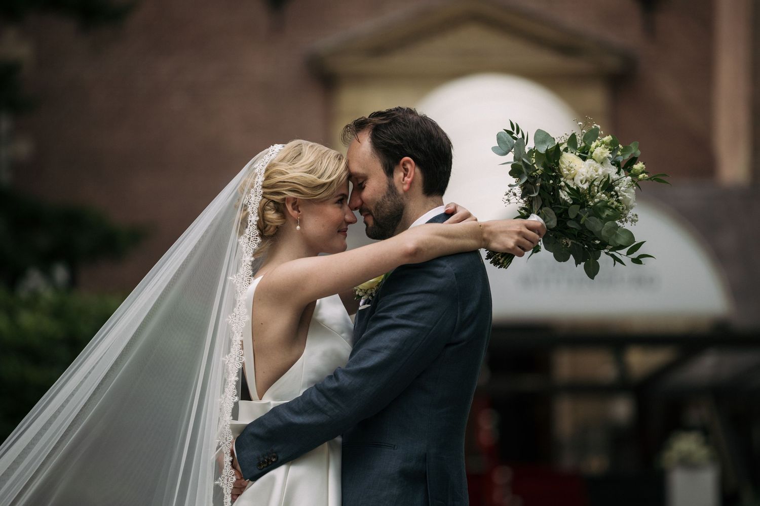 bruidspaar in wassenaar hebben samen een momentje genieten