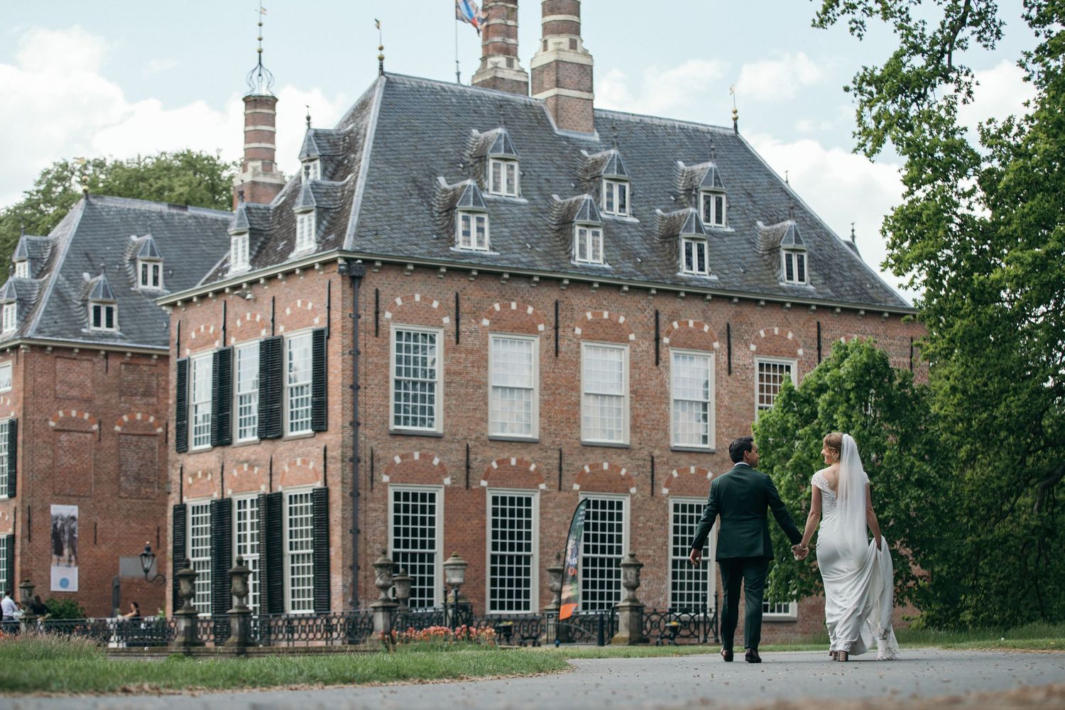 bruidspaar loopt naar trouwlocatie