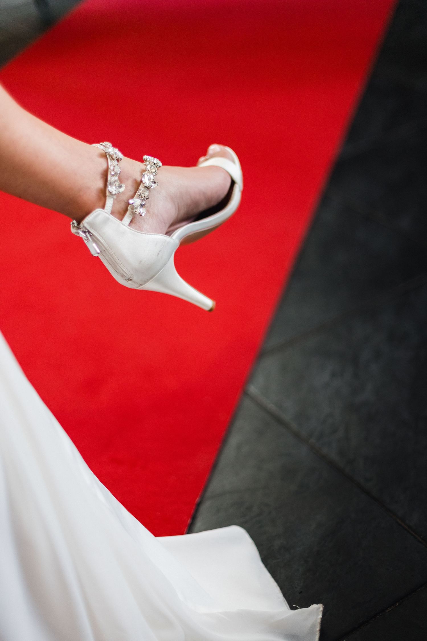 schoenen van de bruid op een rode loper