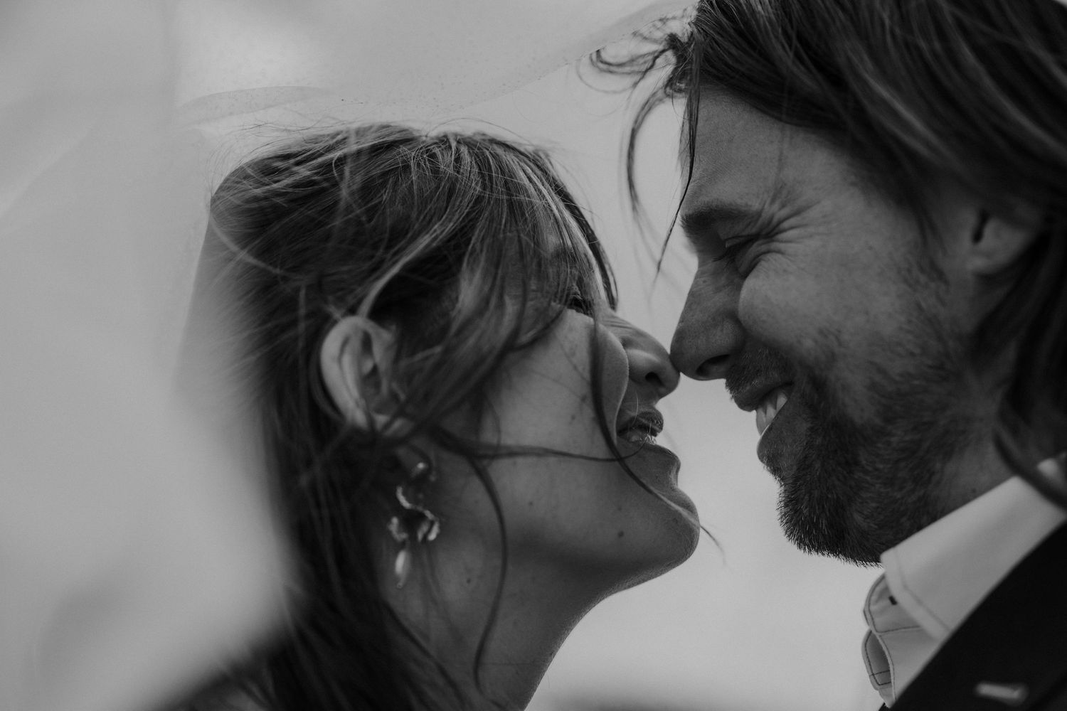 bruidspaar moet lachen samen blij close up