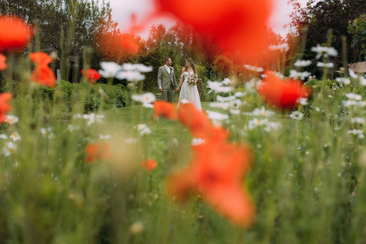 bruidspaar tussen de bloemen