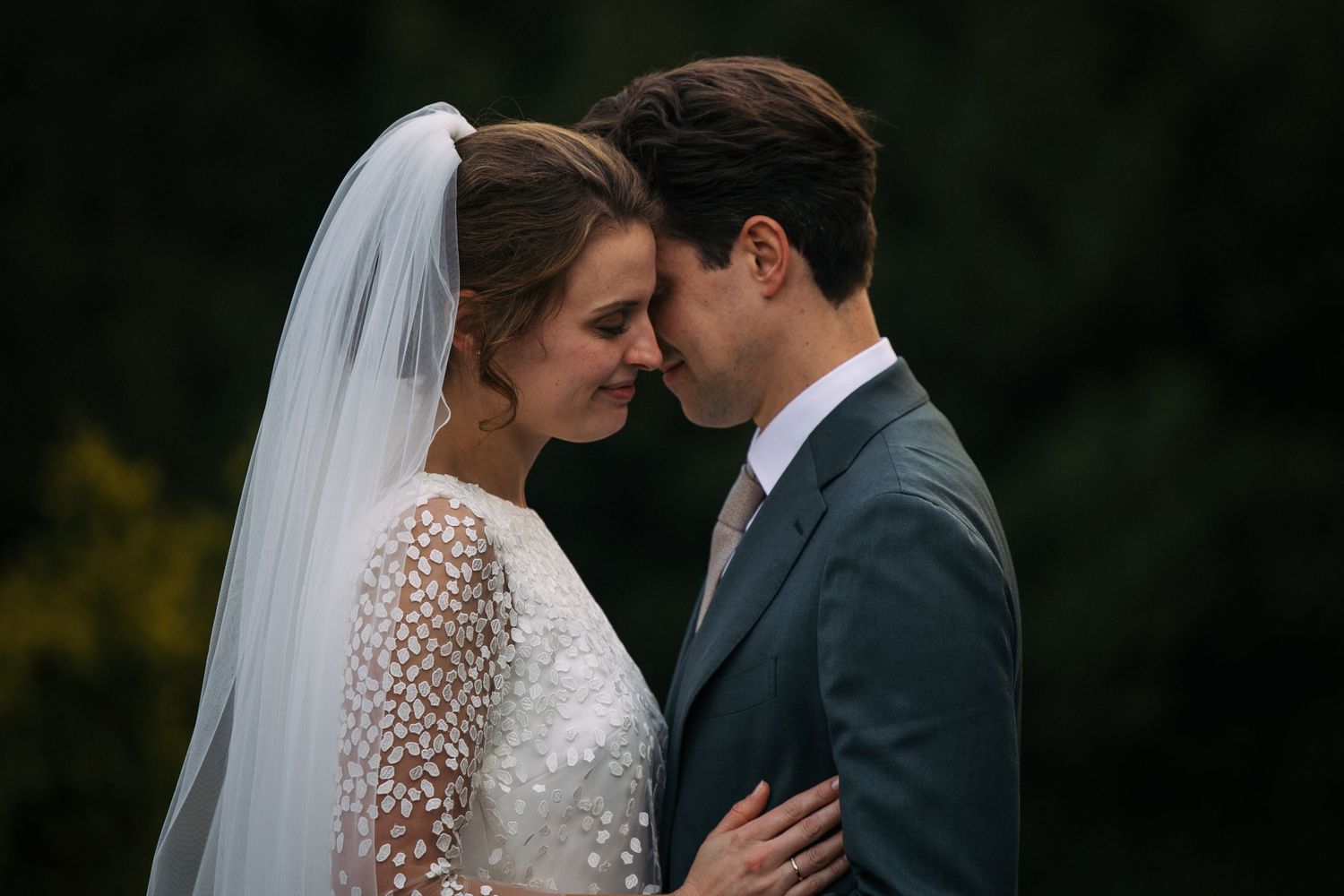 bruidspaar samen genieten liefde trouwen bruiloft