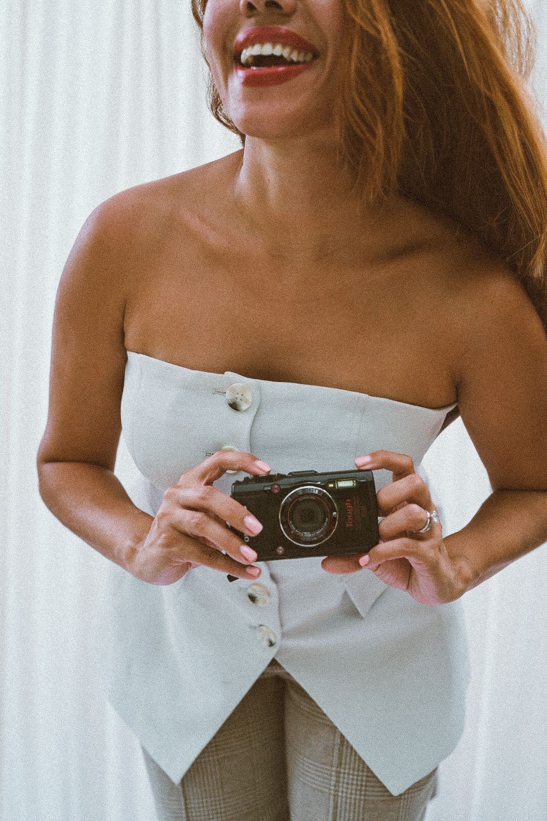Glenda Ariel photographer holding a camera