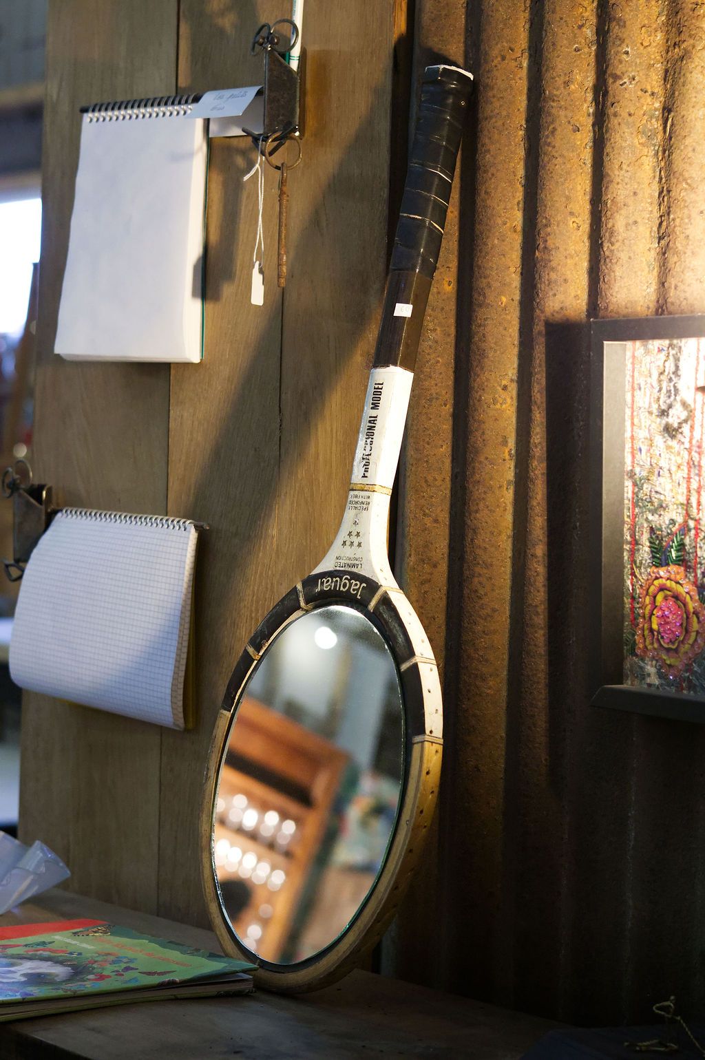 Création artisanale, miroir en raquette de tennis, Baz'Art, Le Hang'Art à Martinvast, Normandie