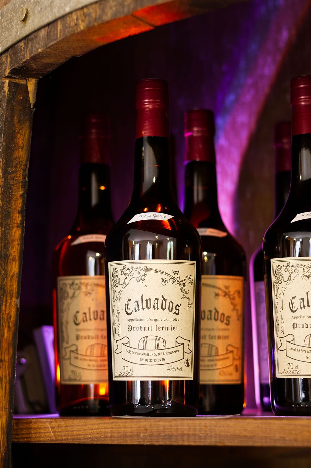 Étagère de bouteilles de Calvados, Cidrerie Le Père Mahieu, Bricquebosq, Normandie