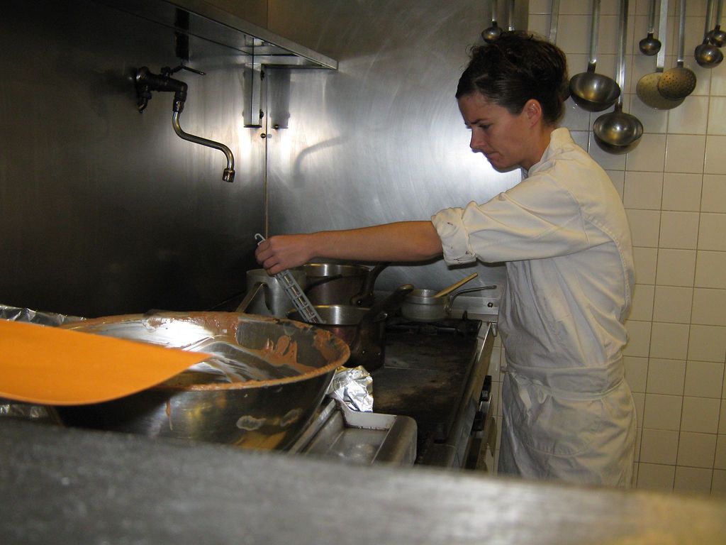 Portrait de Maud Roussin, lors d'un stage de pâtisserie, le Sémaphore, Flamanville, Normandie