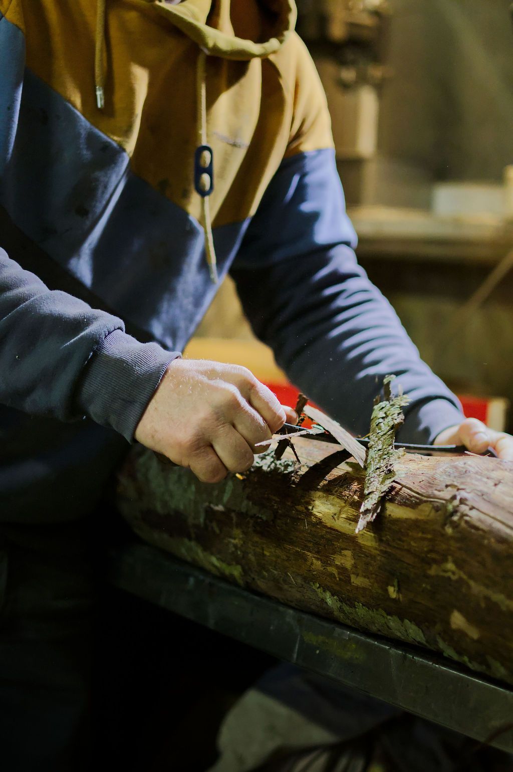 Geste pro - Travail artisanal du bois, au rabot, Baz'Art, Le Hang'Art à Martinvast, Normandie