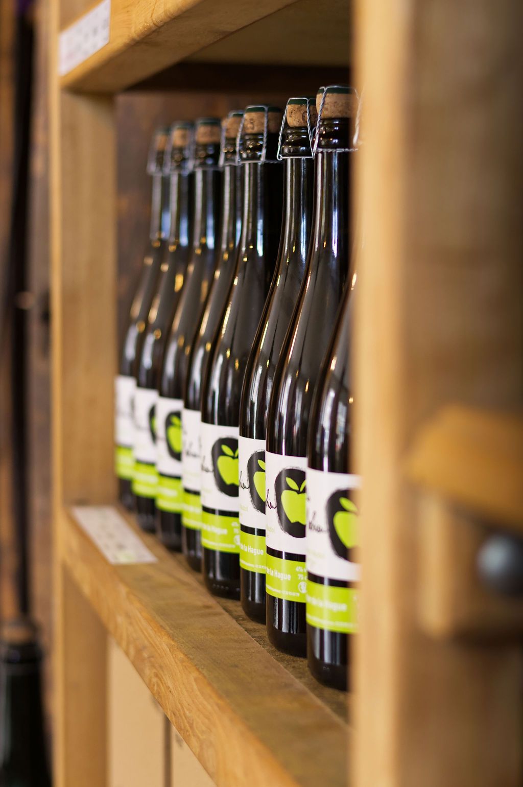 Étagère de bouteilles de Cidre, Cidrerie Le Père Mahieu, Bricquebosq, Normandie
