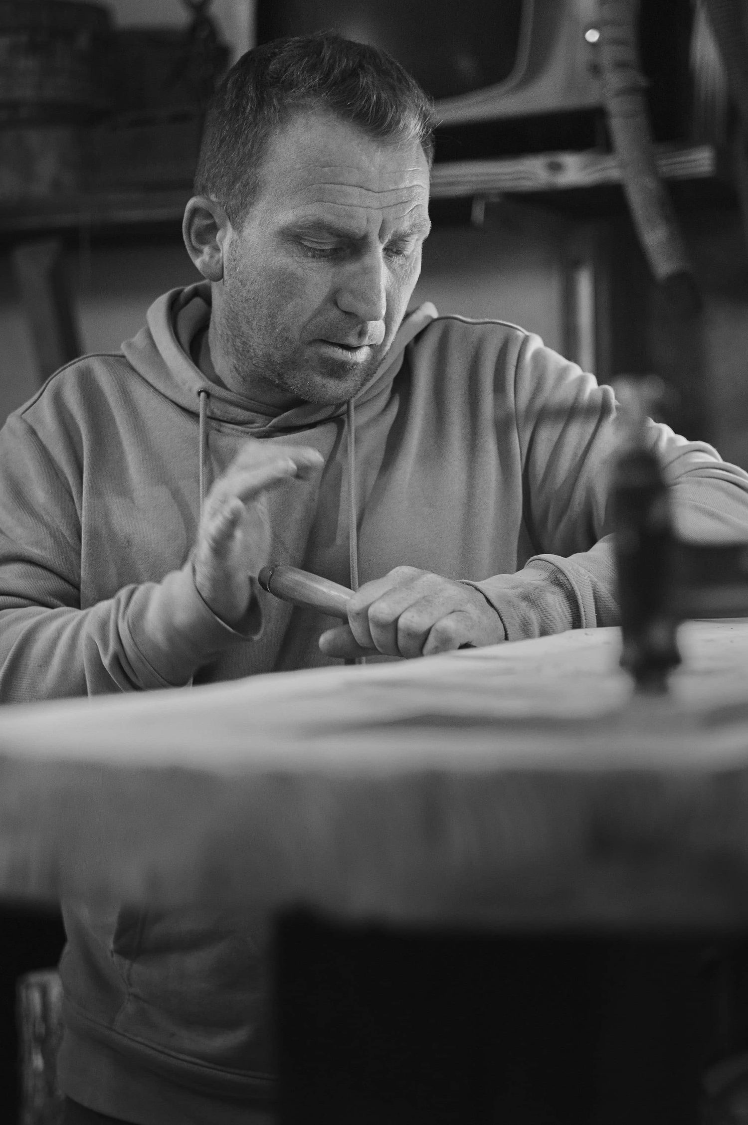 Geste pro - Travail artisanal du bois, au rabot, Baz'Art, Le Hang'Art à Martinvast, Normandie