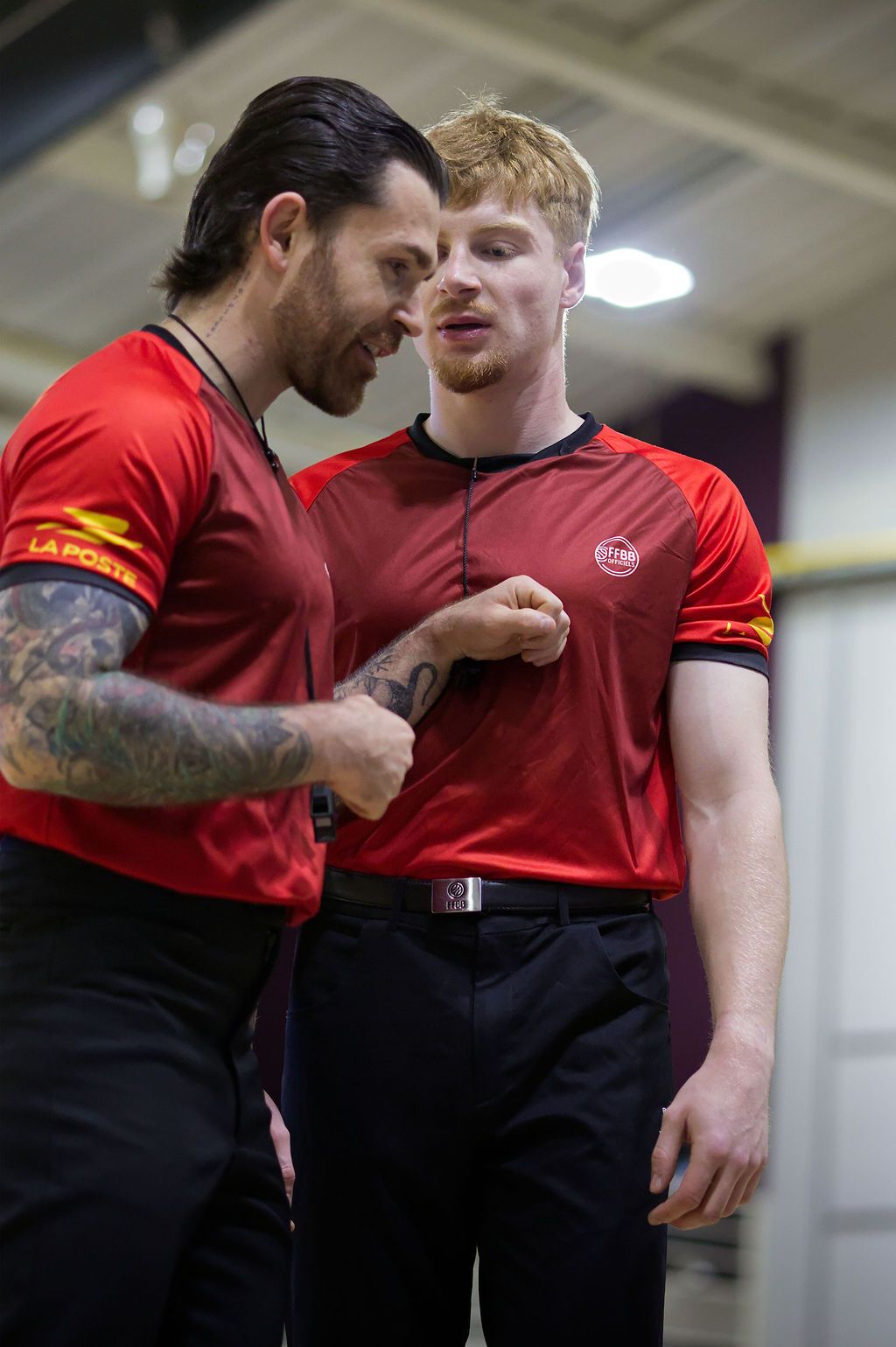 Portrait d'arbitres de Basket-Ball, sur le terrain, lors d'une rencontre sportive, Cherbourg, Normandie