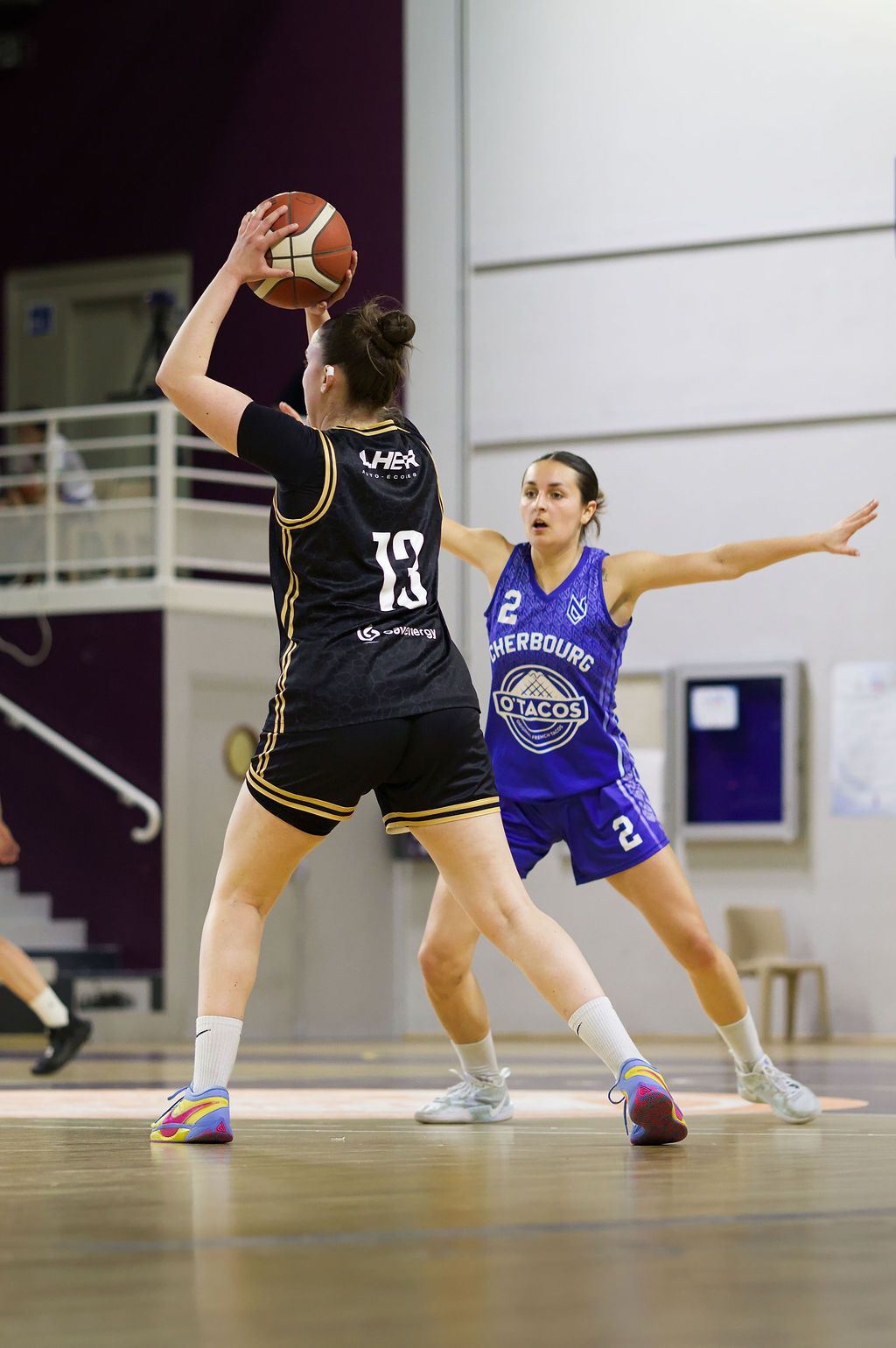Portrait de joueuse de Basket-Ball, sur le terrain, lors d'une rencontre sportive, Cherbourg, Normandie