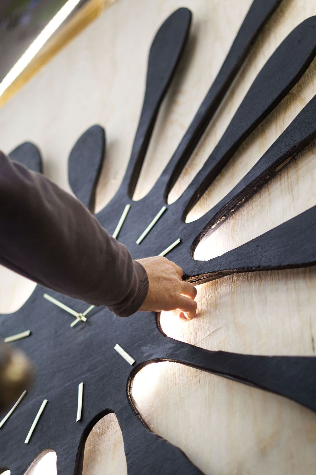 Geste pro - Travail artisanal sur création en bois, Baz'Art, Le Hang'Art à Martinvast, Normandie