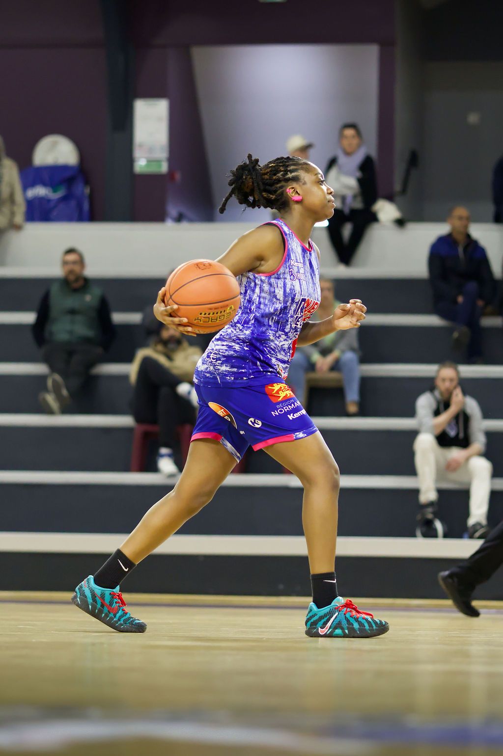 Portrait de joueuse de Basket-Ball, sur le terrain, lors d'une rencontre sportive, Cherbourg, Normandie
