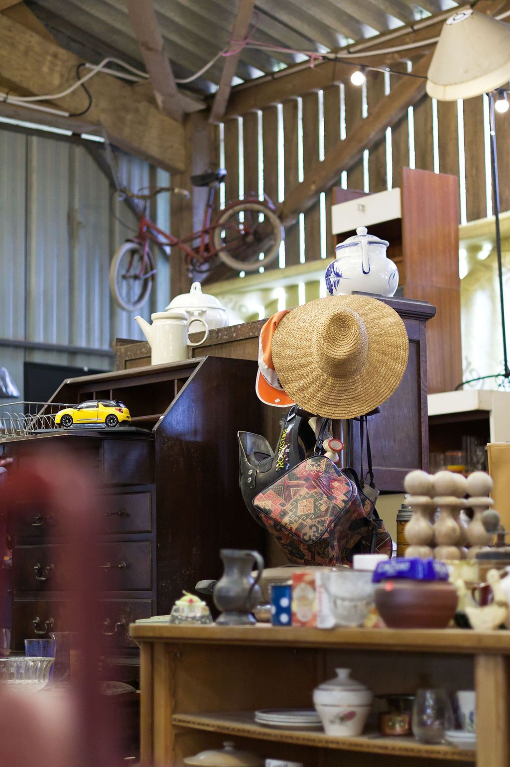 Photo d'ambiance, au sein d'une brocante locale, Baz'Art, Le Hang'Art à Martinvast, Normandie