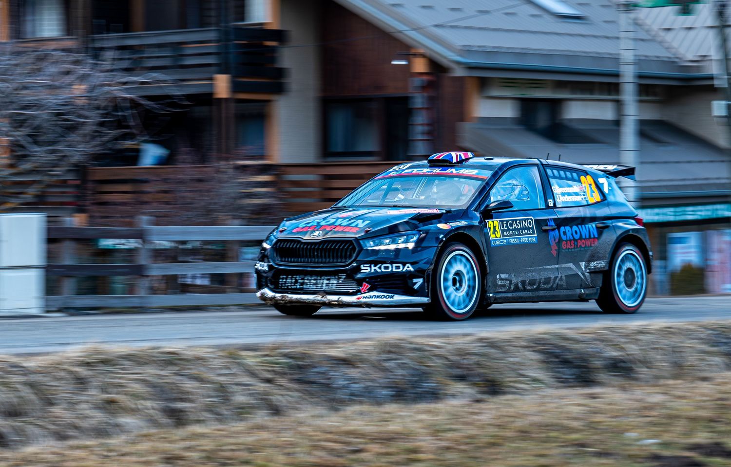 Voiture engagée au Rallye Monte-Carlo près de Gap, Hautes-Alpes, photographiée par Yannick Eyraud