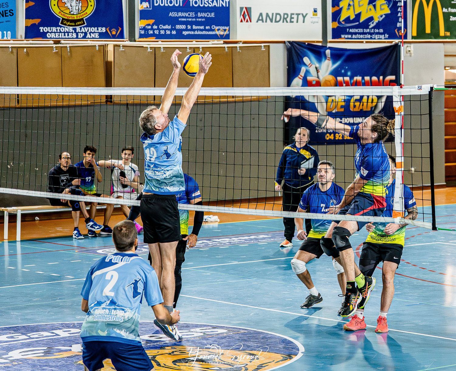 Joueur du Volley Ball Gap en attaque lors d'un match, Hautes-Alpes, photographié par Yannick Eyraud