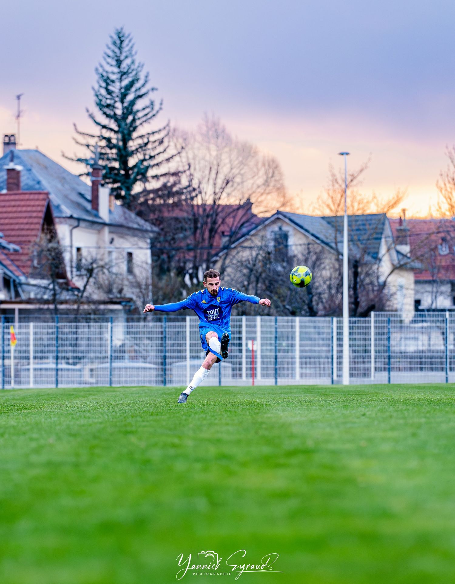 Joueur du Gap Foot 05 tirant un coup franc lors d'un match, Hautes-Alpes, photographié par Yannick Eyraud